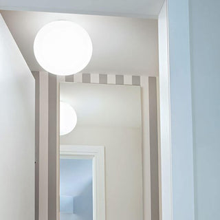 Flos Glo-Ball C2 lampada a soffitto bianco opale Acquista i prodotti di FLOS su Shopdecor