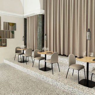 Normann Copenhagen Form Café tavolo con piano rovere diam. 60 cm, h. 74.5 cm. Acquista i prodotti di NORMANN COPENHAGEN su Shopdecor