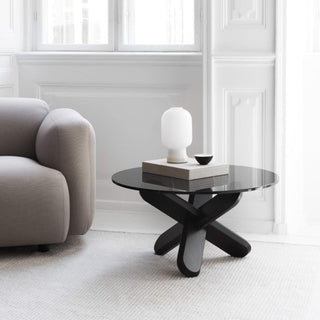 Normann Copenhagen Ding tavolino con piano in vetro fumè diam.75 cm e gambe in legno - Acquista ora su ShopDecor - Scopri i migliori prodotti firmati NORMANN COPENHAGEN design