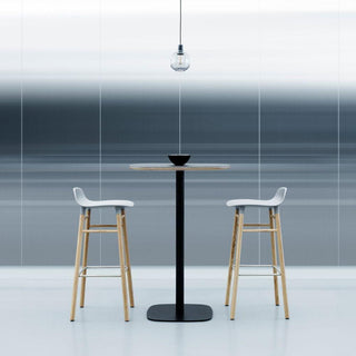 Normann Copenhagen Form sgabello basso in rovere con seduta in polipropilene h. 65 cm. - Acquista ora su ShopDecor - Scopri i migliori prodotti firmati NORMANN COPENHAGEN design