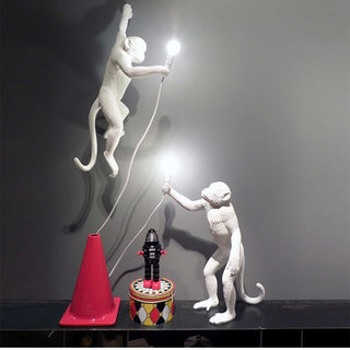 Seletti Monkey Lamp Appesa Mano Sinistra lampada da parete bianco Acquista i prodotti di SELETTI su Shopdecor