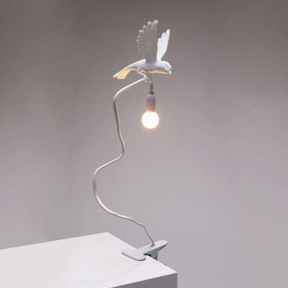 Seletti Sparrow Landing - lampada da tavolo con pinza - Acquista ora su ShopDecor - Scopri i migliori prodotti firmati SELETTI design