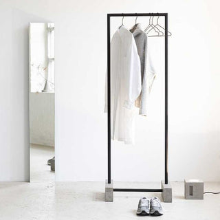 Serax Clothes Rack appendiabiti nero/cemento h. 160 cm. by Louis de Limburg - Acquista ora su ShopDecor - Scopri i migliori prodotti firmati SERAX design