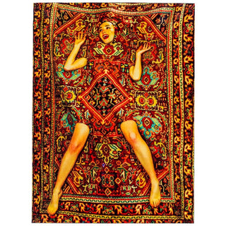 Seletti Toiletpaper Rectangular Rug Lady On Carpet tappeto donna nel tappeto 200x280 cm. Acquista i prodotti di TOILETPAPER HOME su Shopdecor