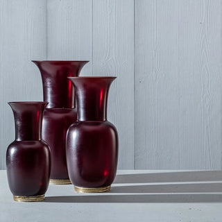 Venini Satin 706.24 vaso satinato rosso sangue di bue/cristallo foglia oro h. 42 cm. Acquista i prodotti di VENINI su Shopdecor