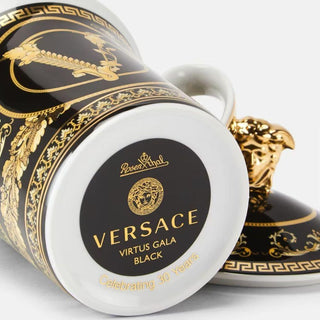 Versace meets Rosenthal 30 Years Mug Collection Virtus Gala Black bicchiere con coperchio - Acquista ora su ShopDecor - Scopri i migliori prodotti firmati VERSACE HOME design